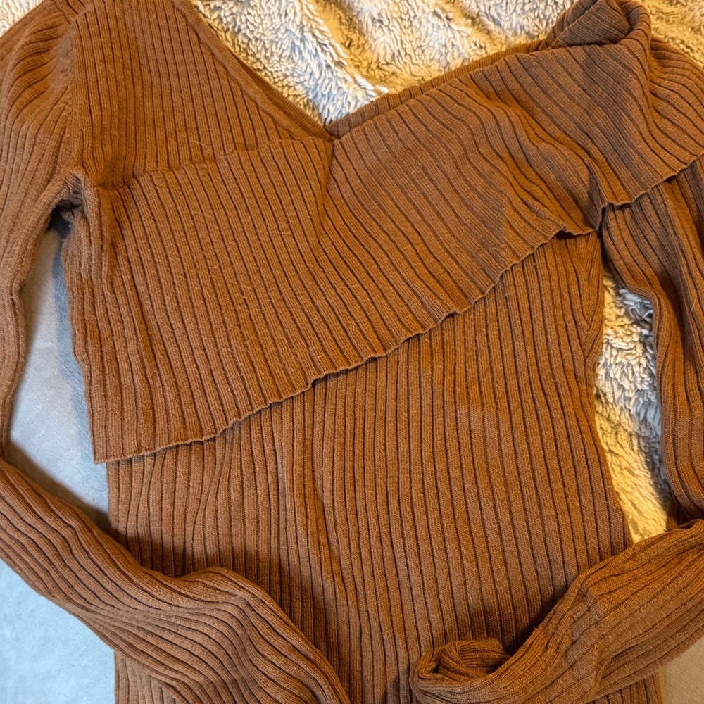 Lovers + Friends Tan Off-the-Shoulder Sweater Small - Picture 5 of 5